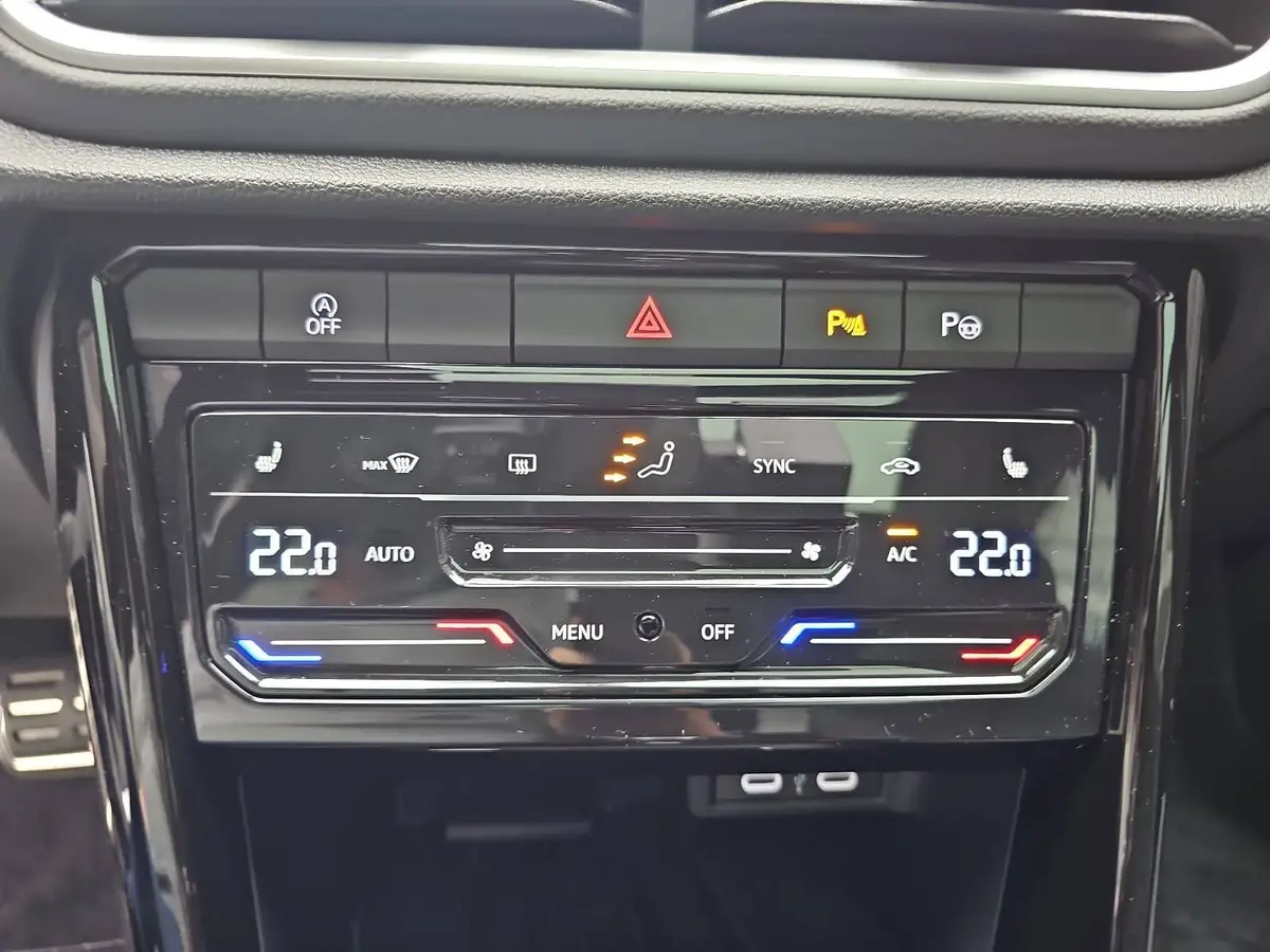 VW T-ROC 1.5 TSI DSG R-LINE NAVI LED LM17