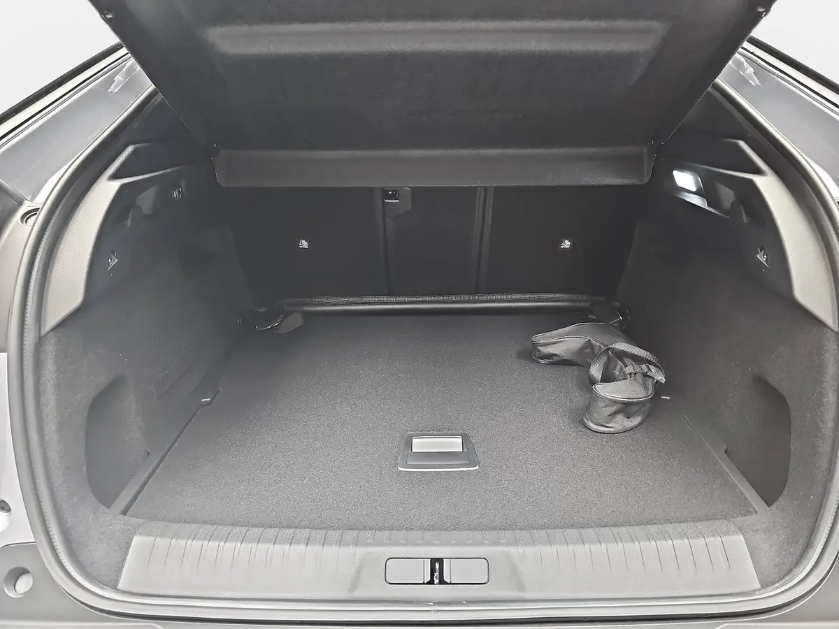 PEUGEOT 3008 1.2 HYBRID 145 E-DSC6 ALLURE LED DAB WINTER AHK LM