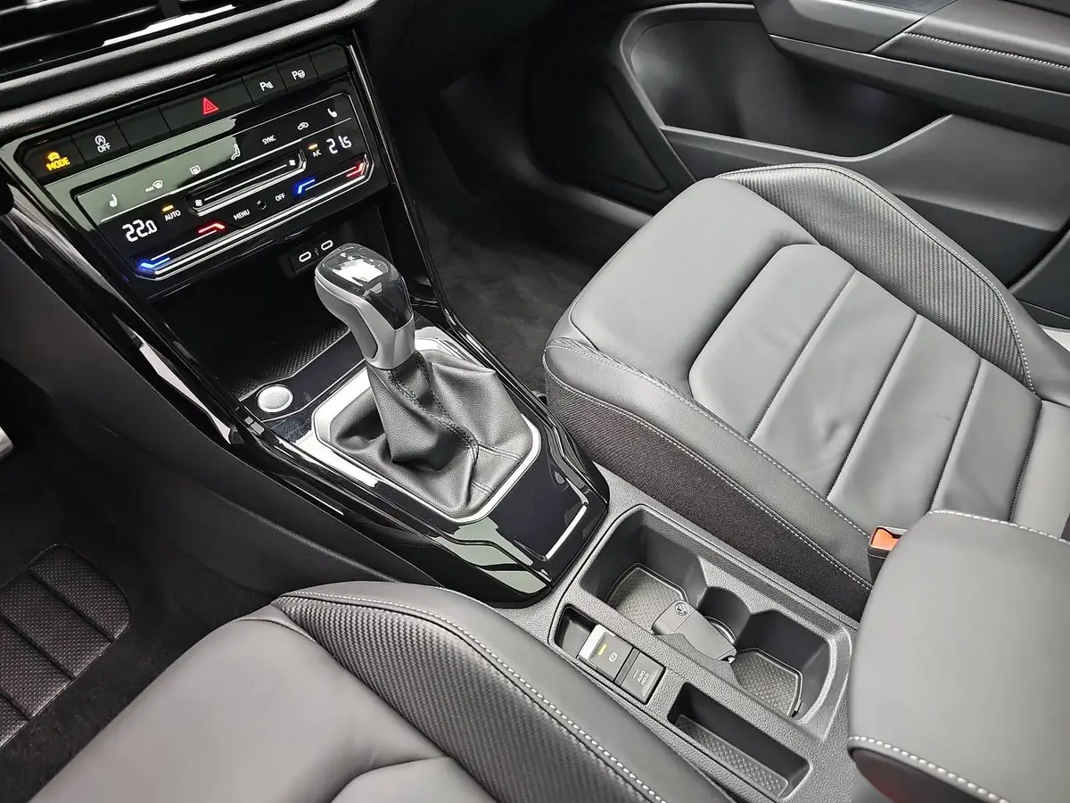 VW T-ROC 2.0 TDI DSG R-LINE NAVI LED MATRIX PANO ACC DCC AH