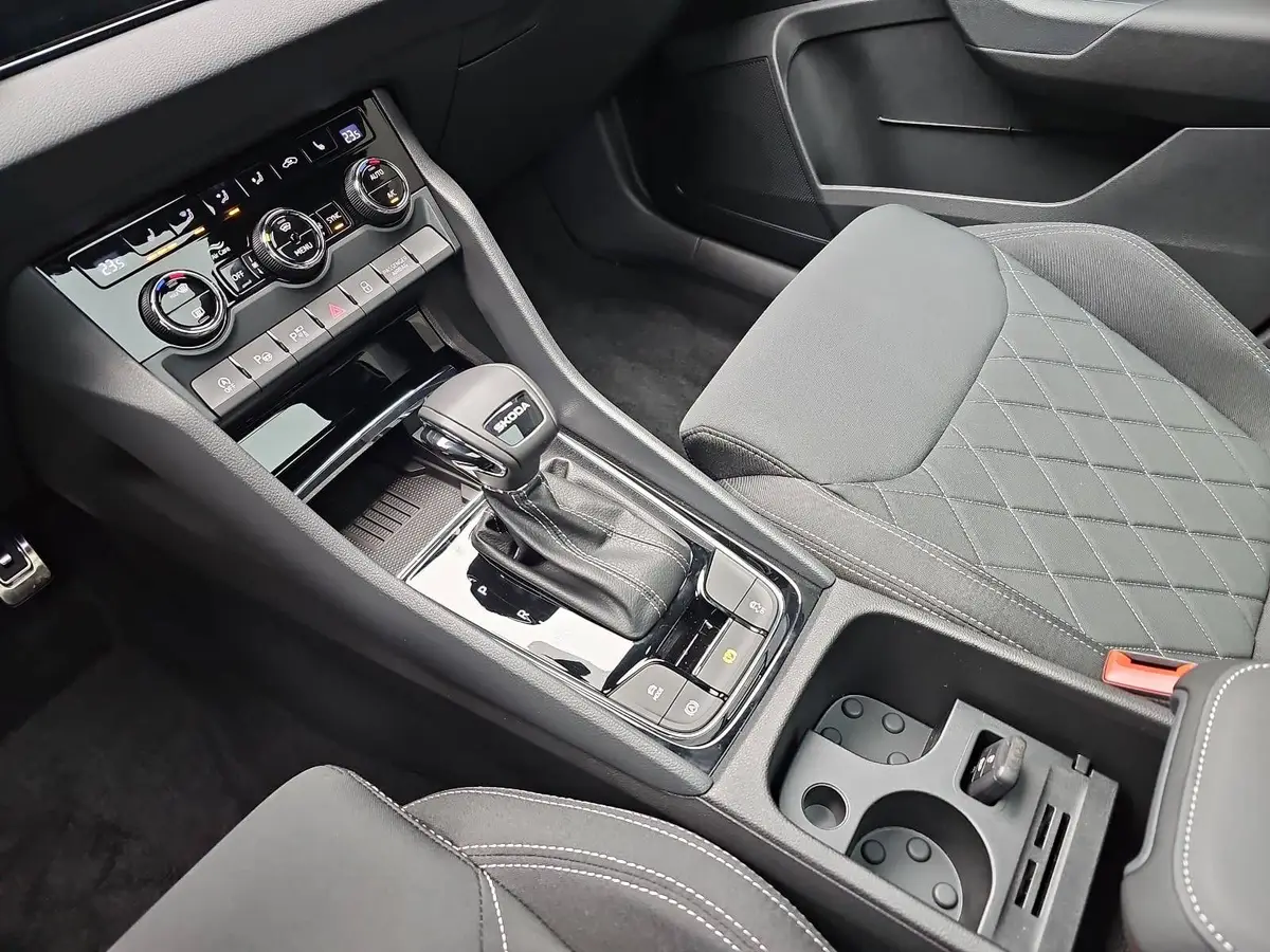 SKODA KAROQ 1.5 TSI DSG SPORTLINE NAVI LED-MATRIX PANO CANTON 