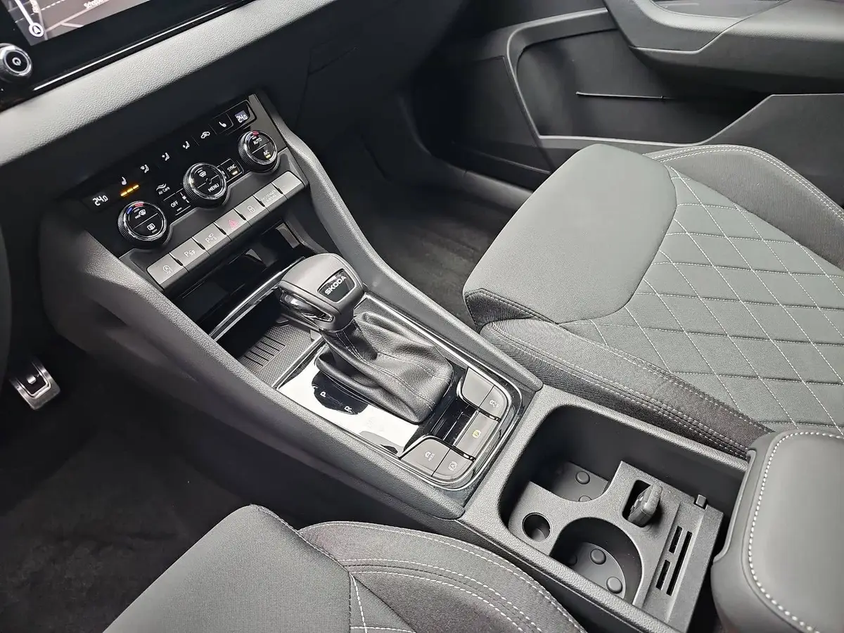 SKODA KAROQ 1.5 TSI DSG SPORTLINE NAVI LED-MATRIX PANO WINTER 