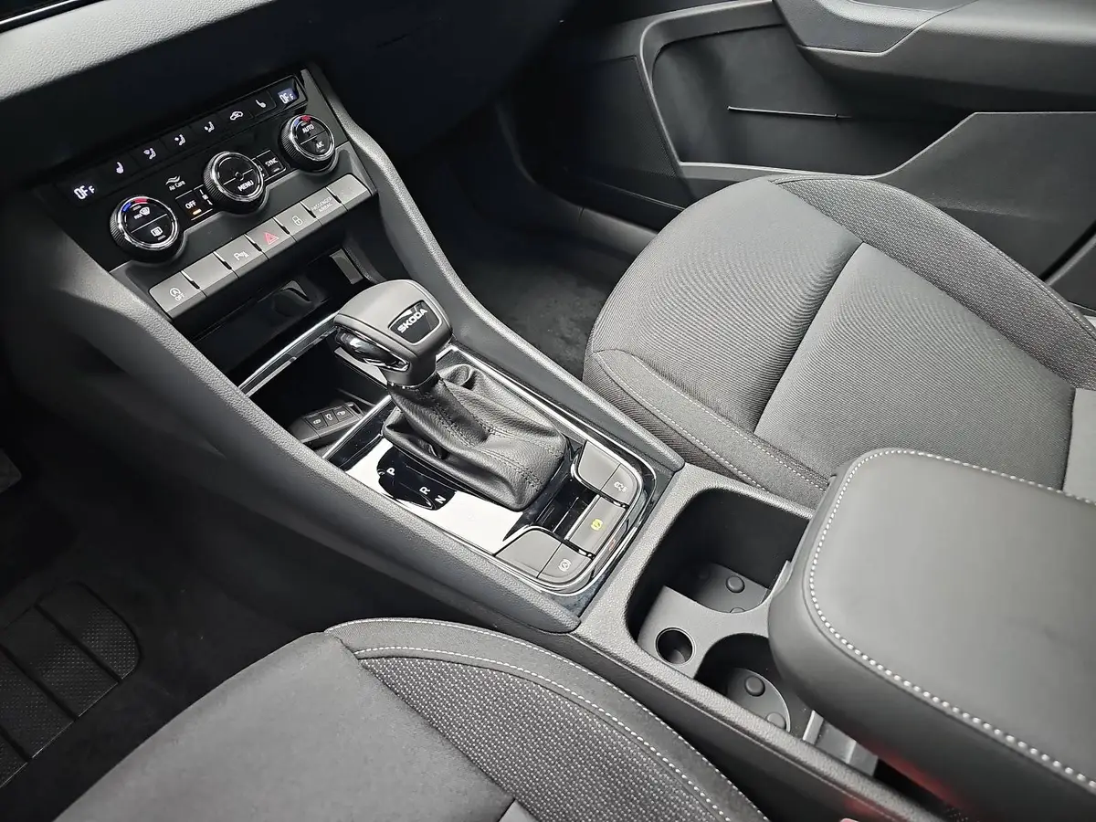 SKODA KAROQ 1.5 TSI DSG 130 JAHRE LED KLIMAAUTO WINTER SICHT K