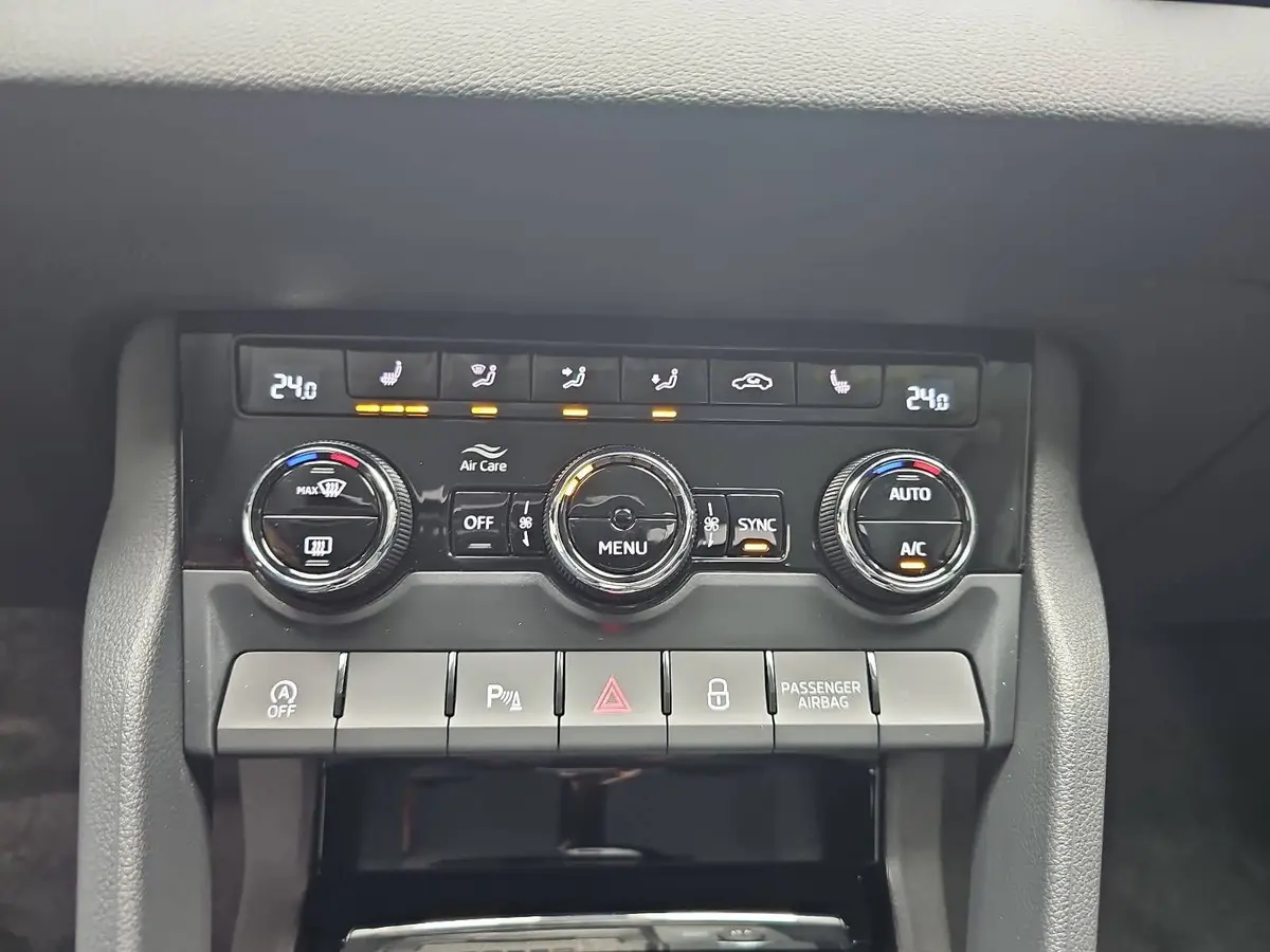 SKODA KAROQ 1.5 TSI DSG SELECTION LED ACC AHK