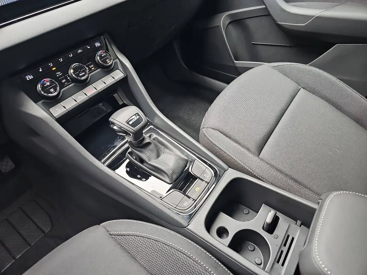SKODA KAROQ 1.5 TSI DSG 130 JAHRE LED KAMERA AHK