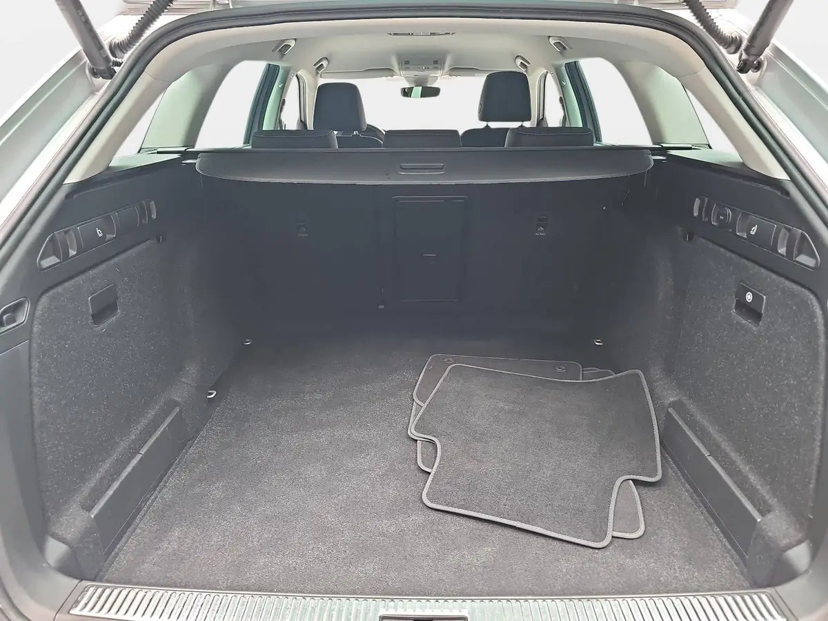 SKODA SUPERB COMBI 2.0 TDI DSG STYLE NAVI LED