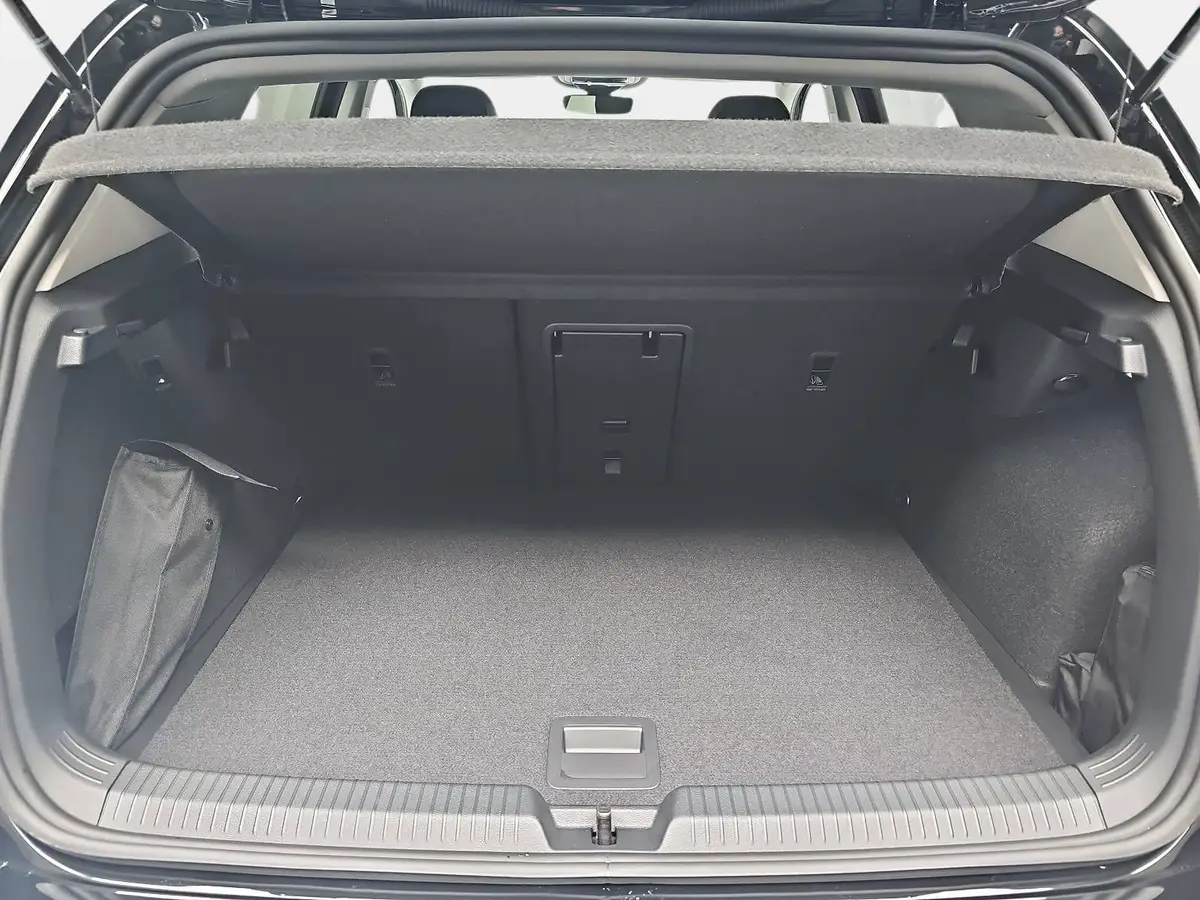 VW GOLF VIII 1.5 TSI LIFE LED ACC KAMERA AHK LM17