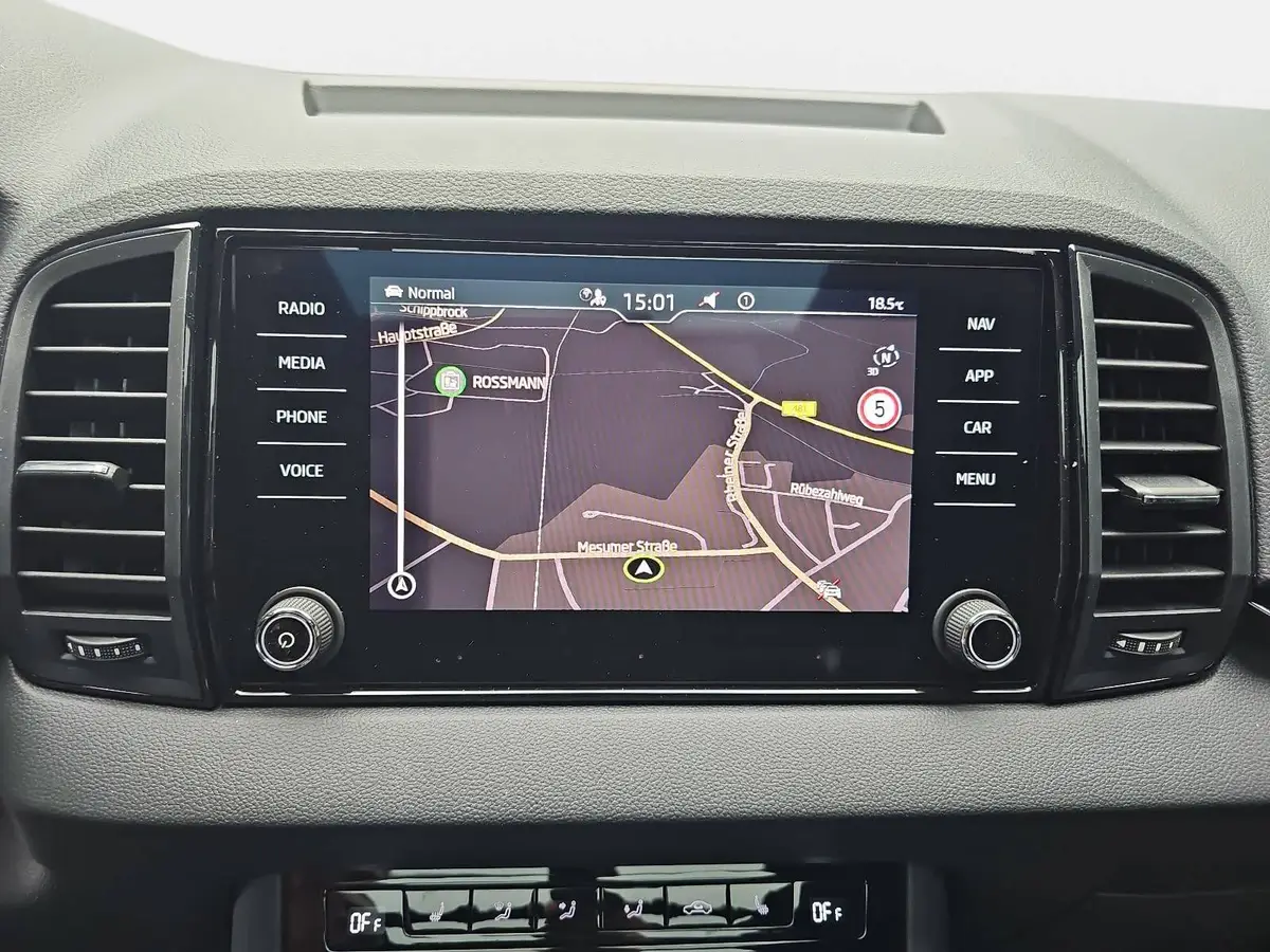 SKODA KAROQ 2.0 TSI DSG SPORTLINE 4X4 AHK PANO