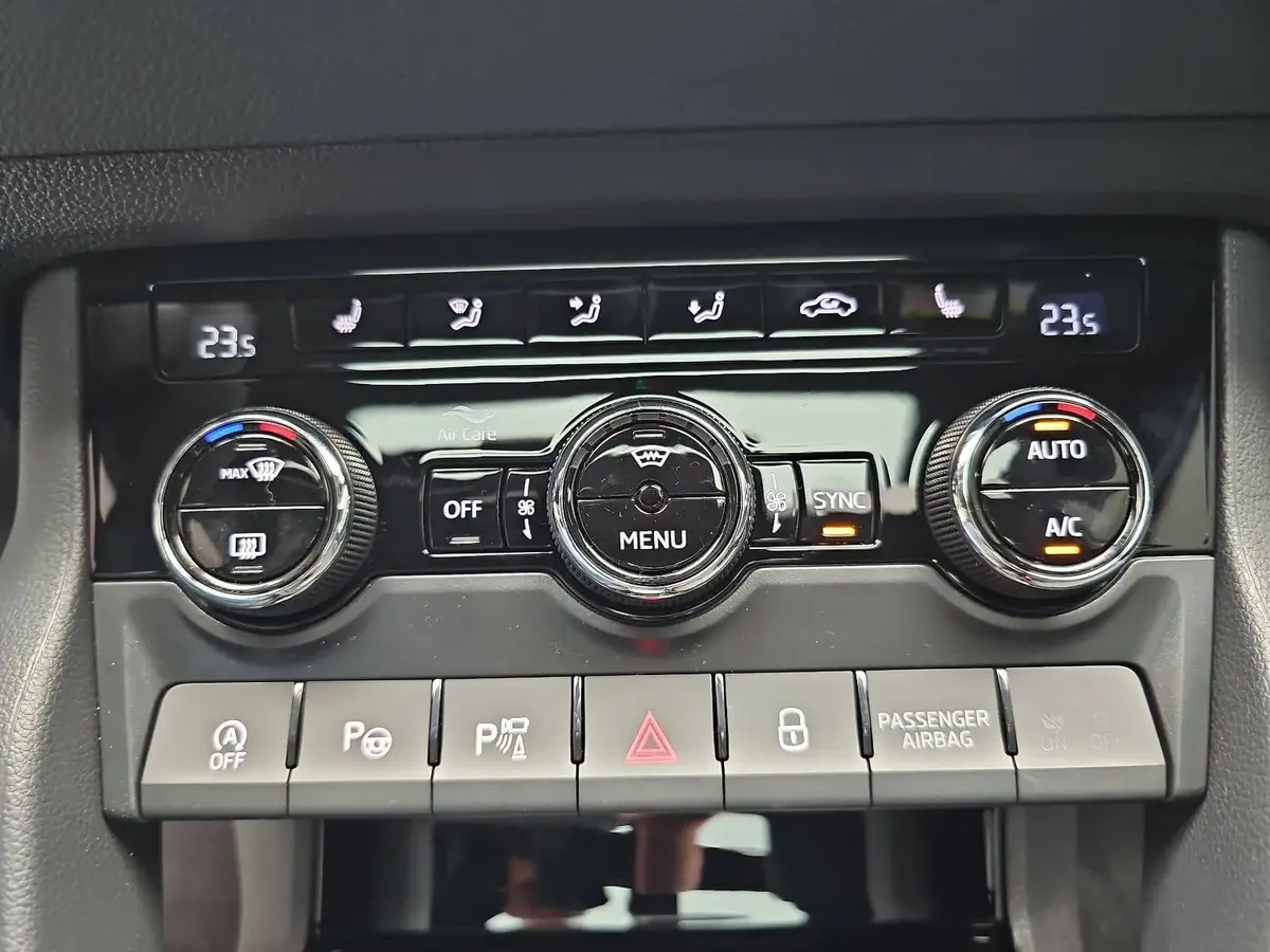 SKODA KAROQ 1.5 TSI DSG SPORTLINE NAVI LED-MATRIX PANO CANTON