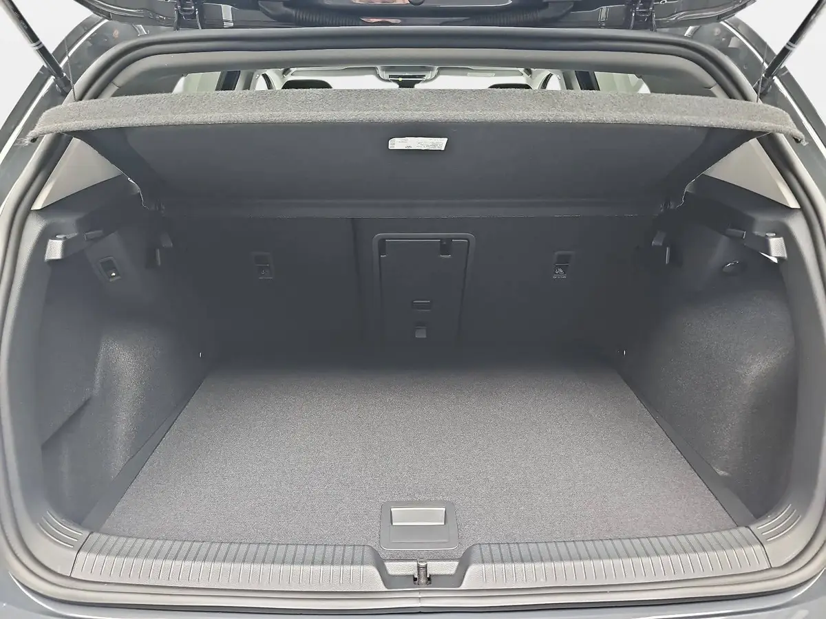 VW GOLF VIII 1.5 TSI LIFE LED ACC KAMERA AHK LM17
