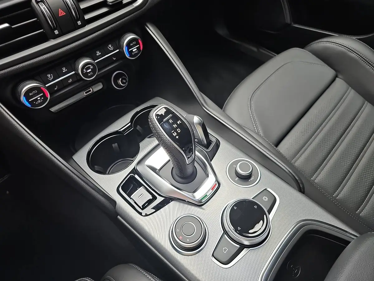 ALFA ROMEO GIULIA 2.0 TURBO 16V Q4 VELOCE PANORAMA TECHNOLOGIE PAKET PREMIUM AUDIO