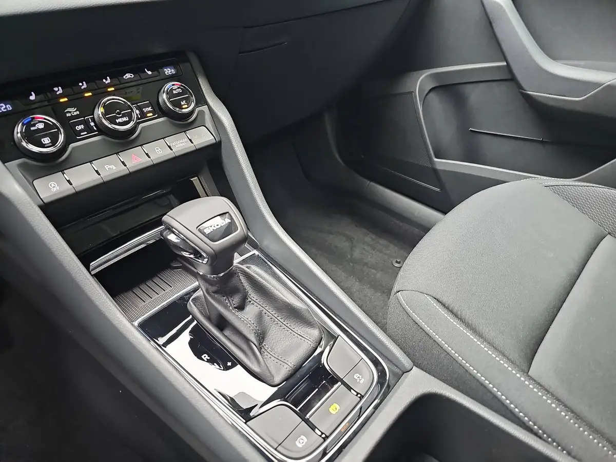 SKODA KAROQ 1.5 TSI DSG SELECTION NAVI LED ACC WINTER KAMERA A