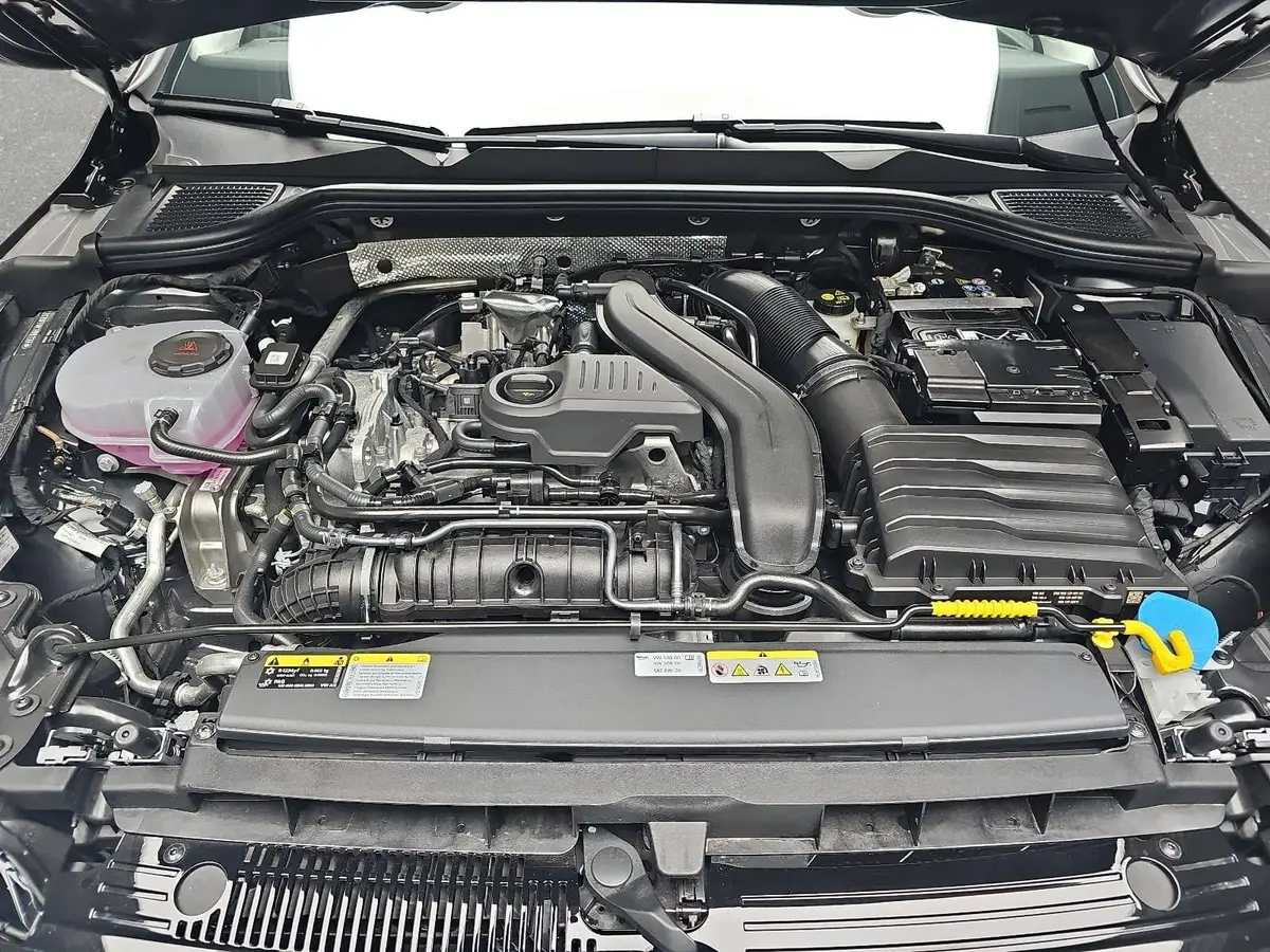 VW GOLF VIII 1.5 TSI LIFE LED ACC KAMERA AHK LM17