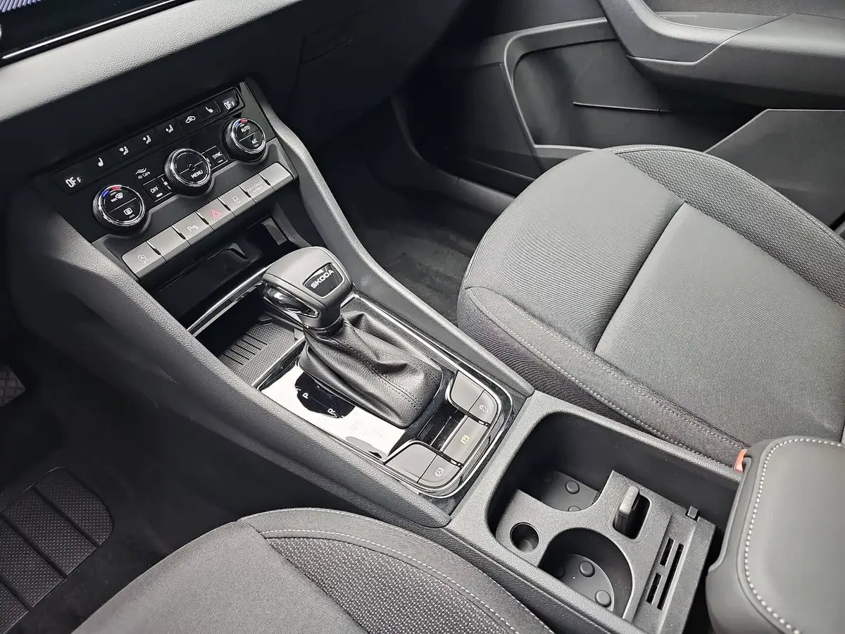 SKODA KAROQ 1.5 TSI DSG LED KAMERA PDC AHK LM
