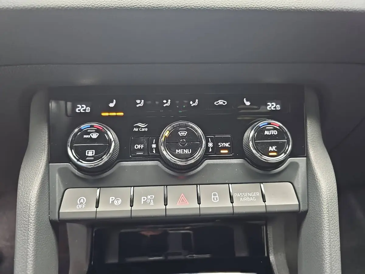 SKODA KAROQ 1.5 TSI DSG SPORTLINE NAVI LED AHK