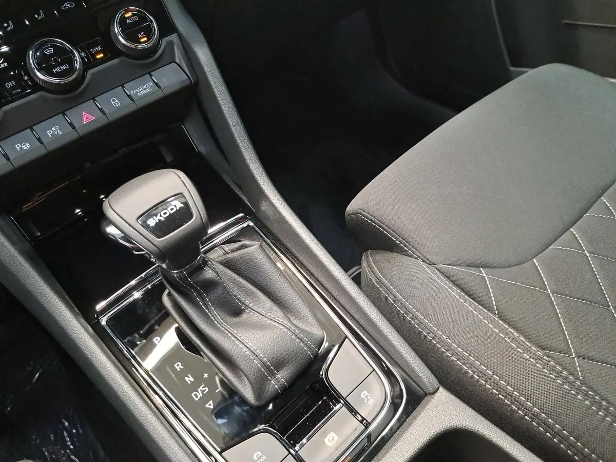 SKODA KAROQ 1.5 TSI DSG SPORTLINE NAVI LED-MATRIX PANO CANTON 