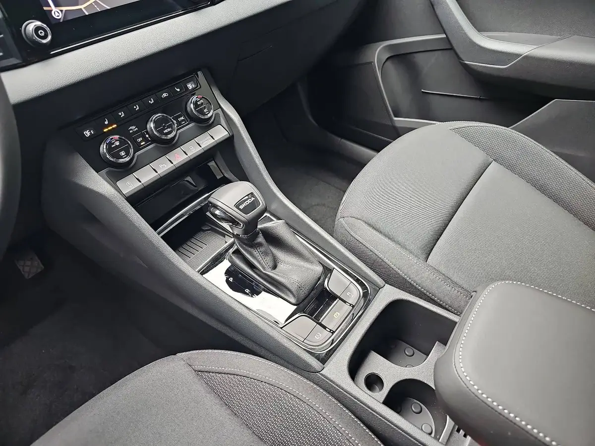 SKODA KAROQ 1.5 TSI DSG SELECTION LED ACC AHK