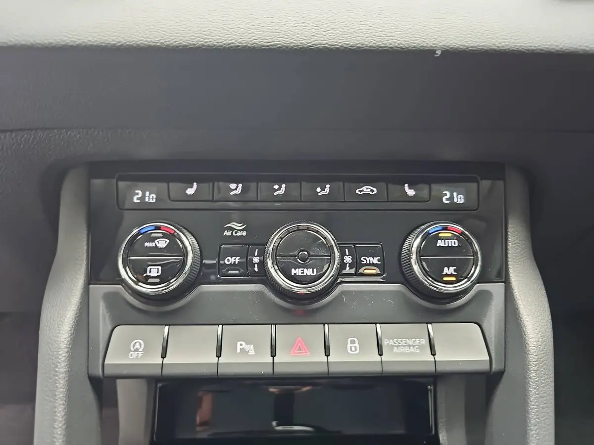 SKODA KAROQ 1.5 TSI DSG SELECTION LED ACC AHK