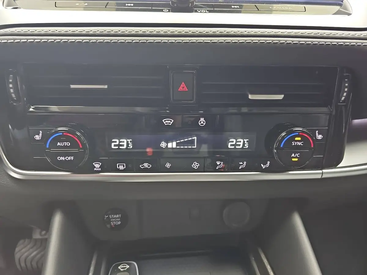 NISSAN QASHQAI 1.3 DIG-T XTRONIC N-CONNECTA PANO WINTER