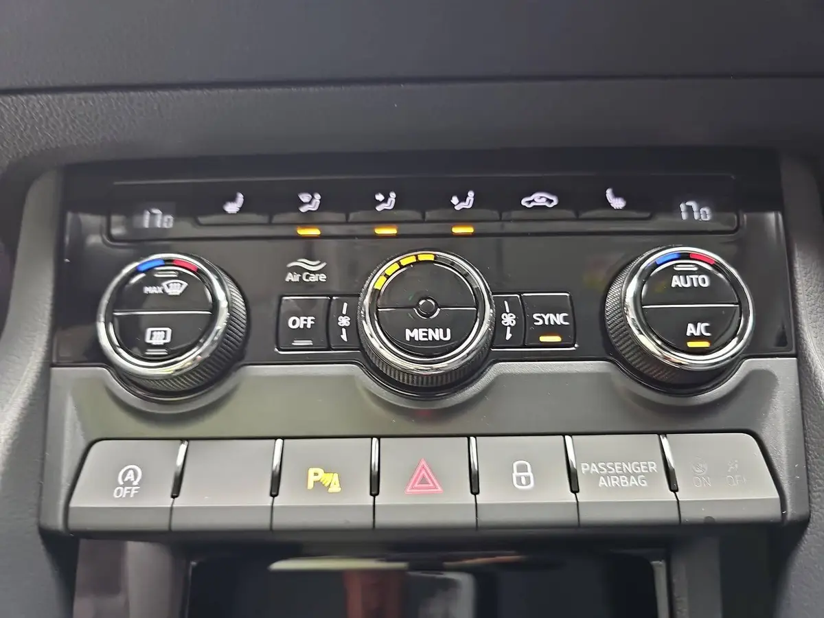 SKODA KAROQ 2.0 TDI DSG DRIVE NAVI LED AHK LM