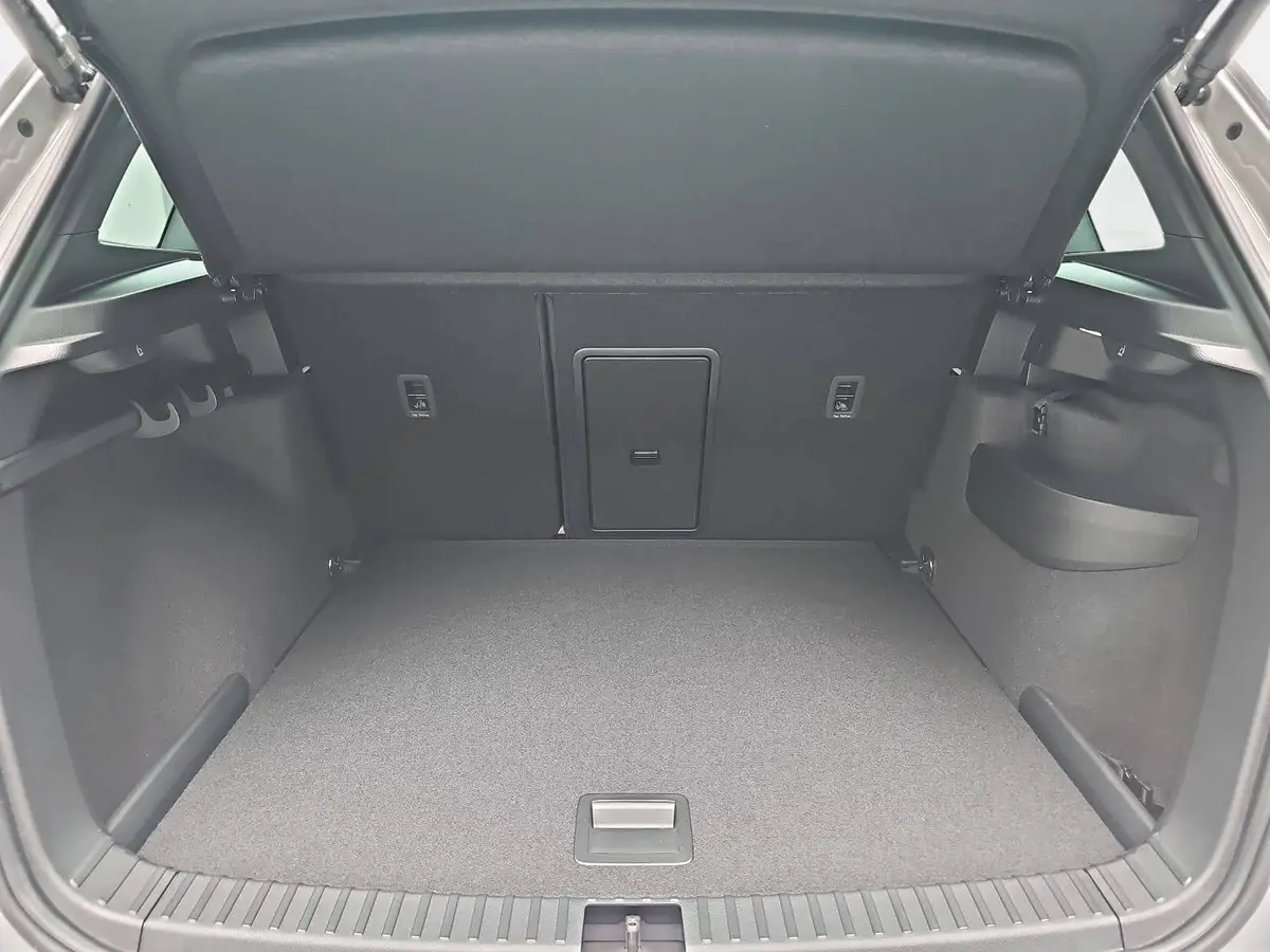 SKODA KAROQ 2.0 TDI DSG SPORTLINE AHK ACC PANO