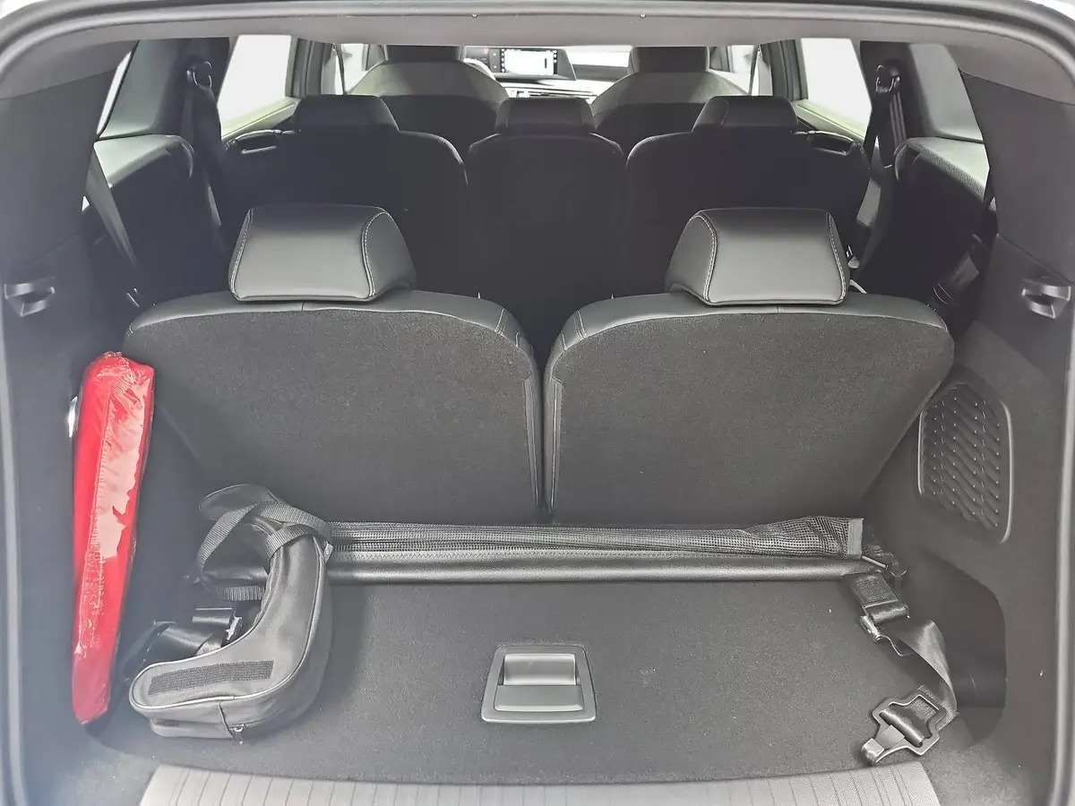 PEUGEOT 5008 1.2 HYBRID 145 E-DSC6 ALLURE KLIMA LED 7-S DAB 360