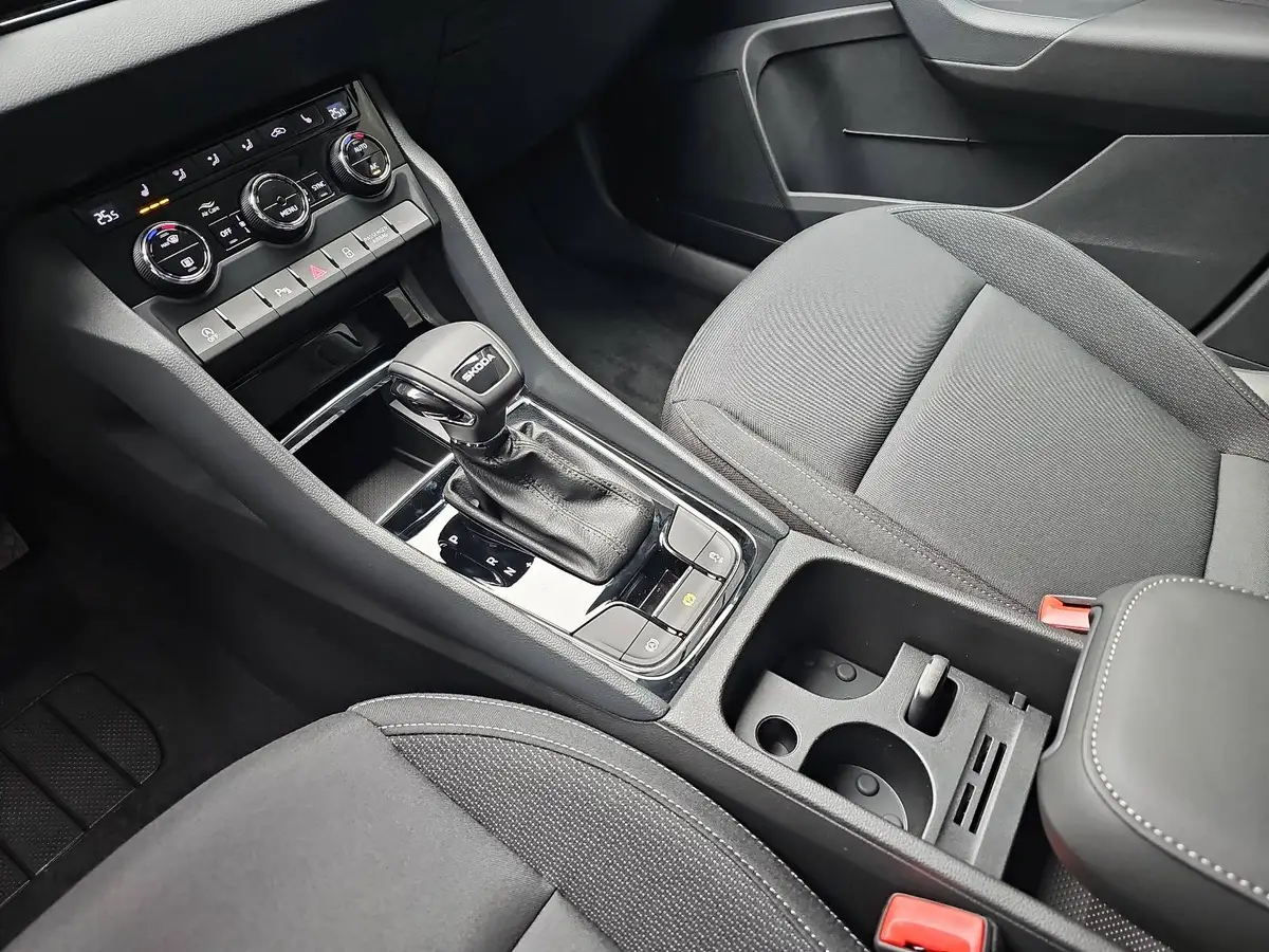 SKODA KAROQ 1.5 TSI DSG 130 JAHRE LED KLIMAAUTO EL.HECKKL. WIN