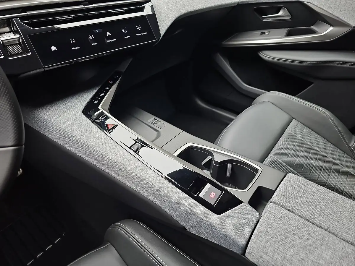 PEUGEOT 3008 1.2 HYBRID 145 E-DSC6 GT NAVI KLIMA LED AHK LM19