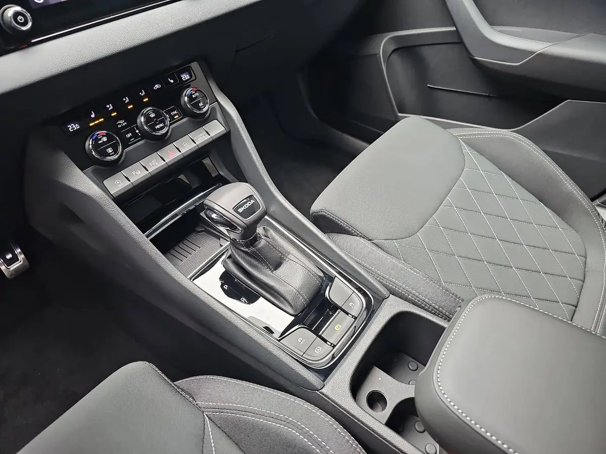 SKODA KAROQ 1.5 TSI DSG SPORTLINE NAVI LED-MATRIX PANO CANTON