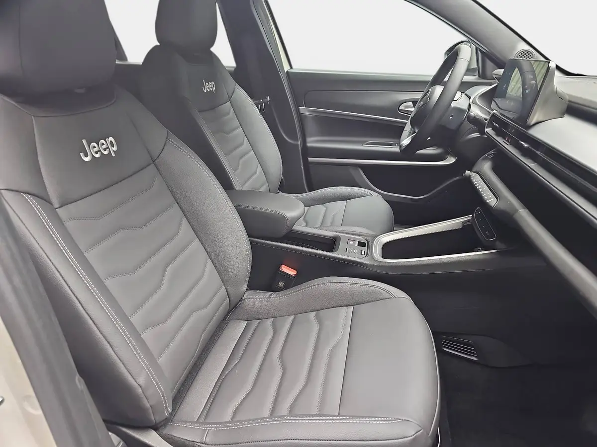 JEEP AVENGER FÖRDERFÄHIG ELEKTRO SUMMIT MJ26 LEDERSITZE INFOTAINMENT & KOMFORTPAKET