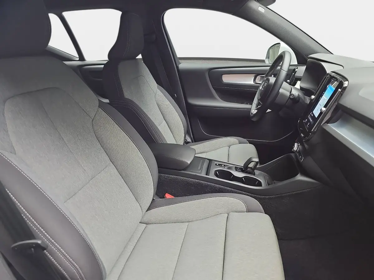 VOLVO XC40 T2 2WD AUTO. CORE NAVI LED EL.HECKKL. PDC KAMERA L