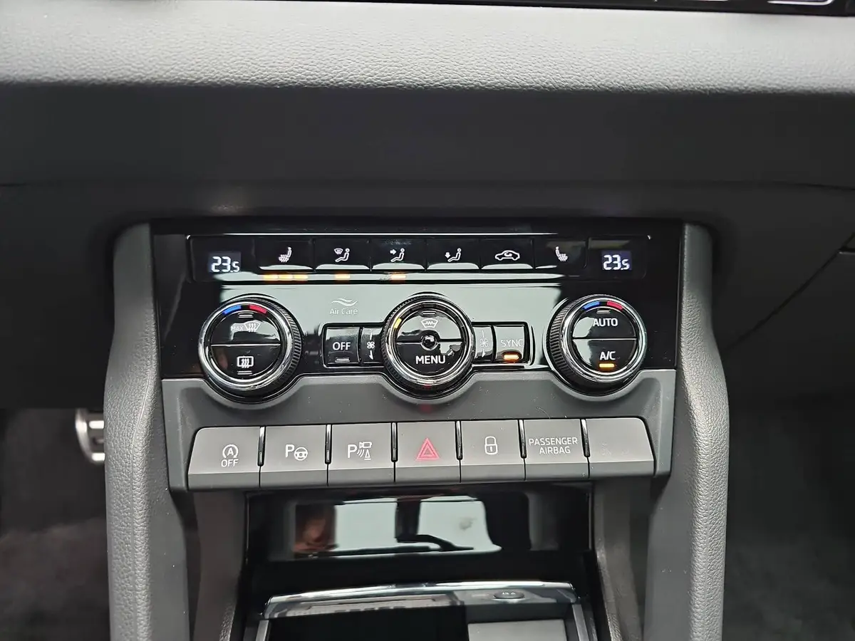 SKODA KAROQ 1.5 TSI DSG SPORTLINE NAVI LED-MATRIX PANO CANTON 