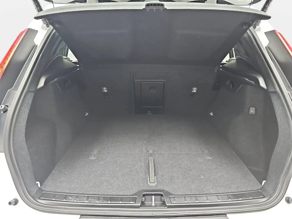 VOLVO XC40 T2 2WD AUTO. CORE NAVI LED EL.HECKKL. PDC KAMERA L