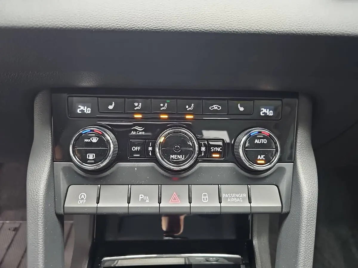 SKODA KAROQ 1.5 TSI DSG 130 JAHRE LED KAMERA AHK