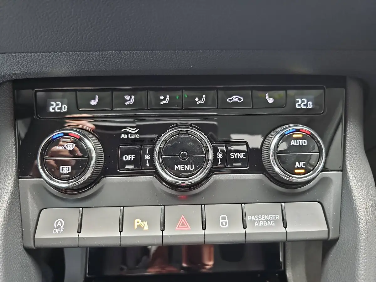 SKODA KAROQ 1.5 TSI DSG SELECTION NAVI LED ACC WINTER KAMERA A