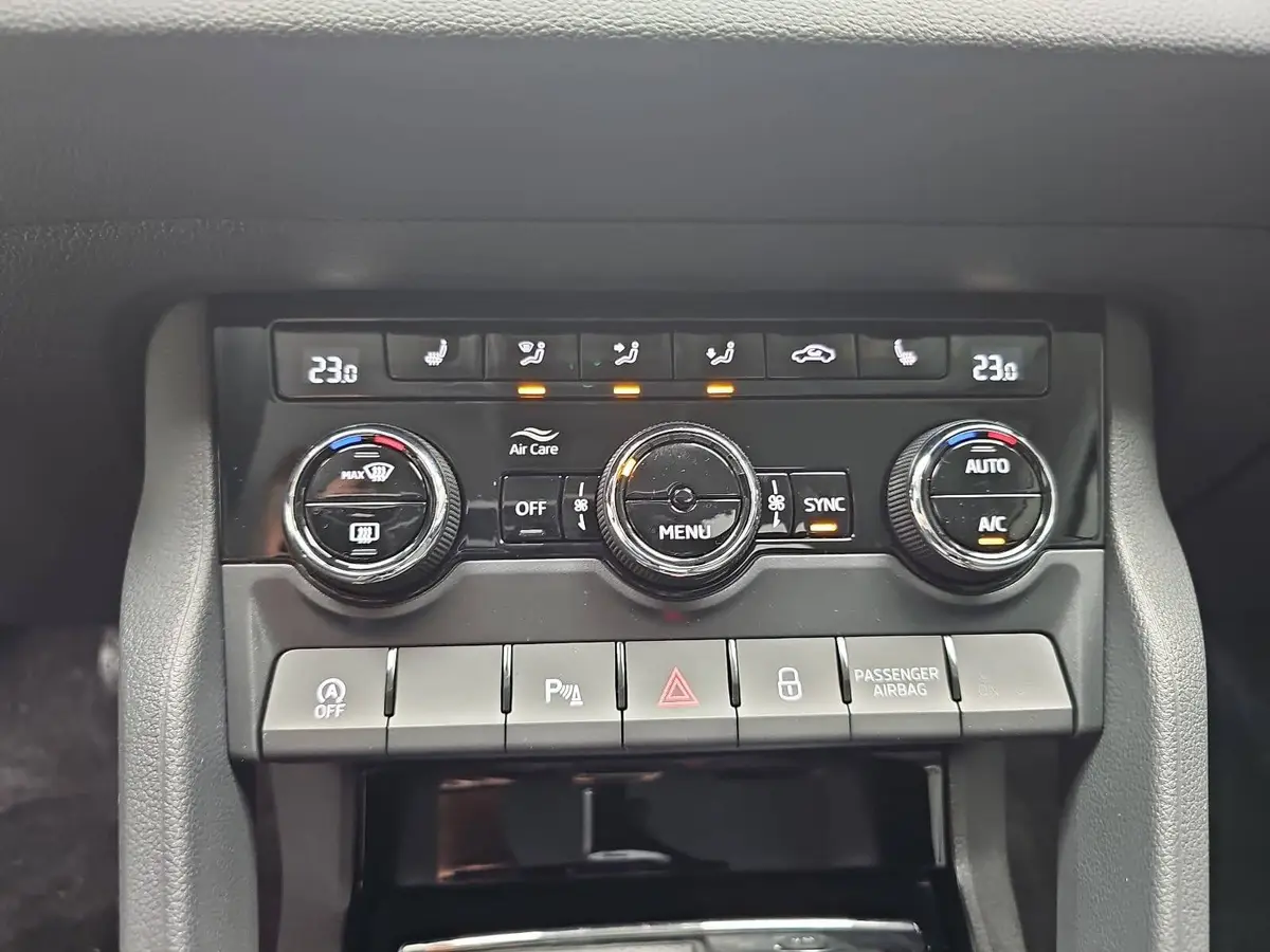 SKODA KAROQ 1.5 TSI DSG SELECTION GRA AHK WINTER