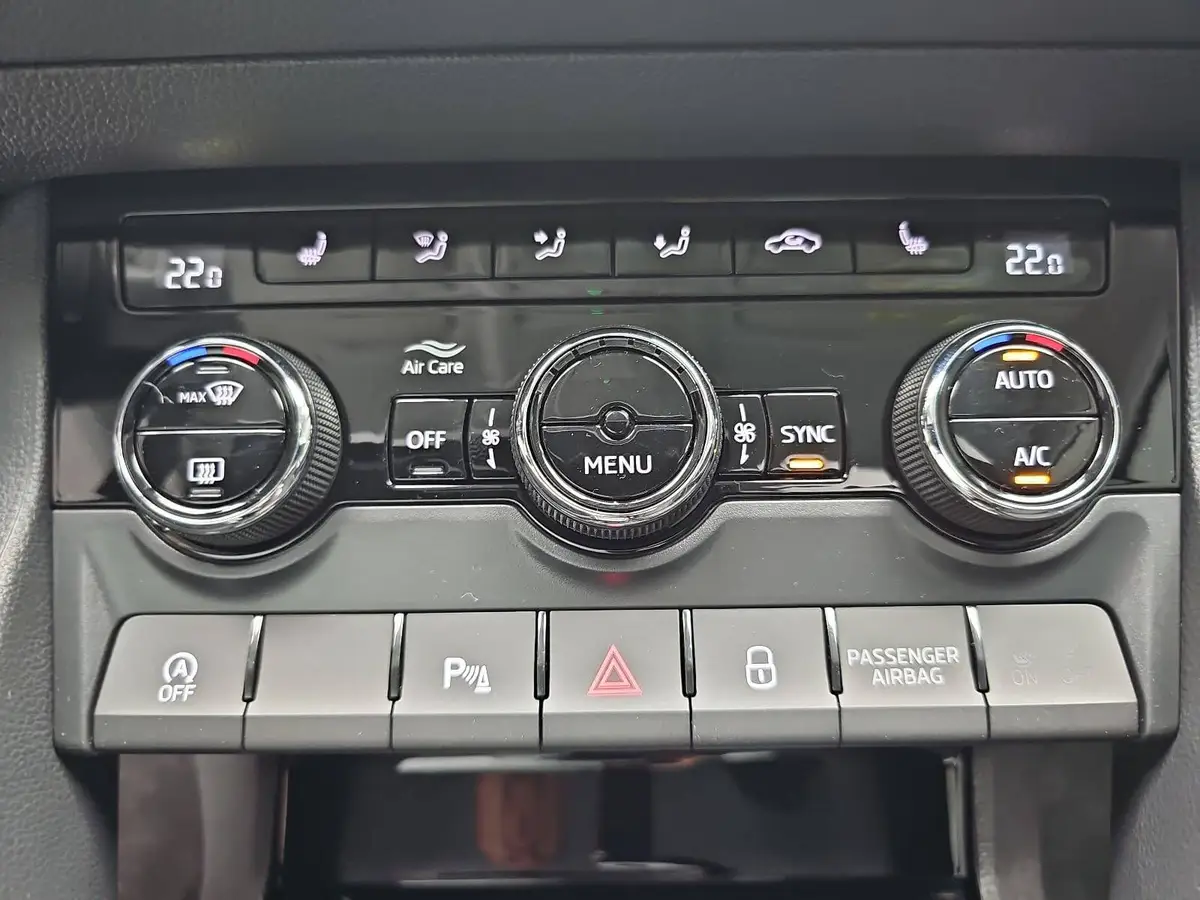 SKODA KAROQ 2.0 TDI DSG FAMILY LED KAMERA LM17