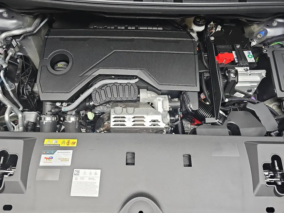 PEUGEOT 5008 1.2 HYBRID 145 E-DSC6 ALLURE KLIMA LED 7-S DAB 360