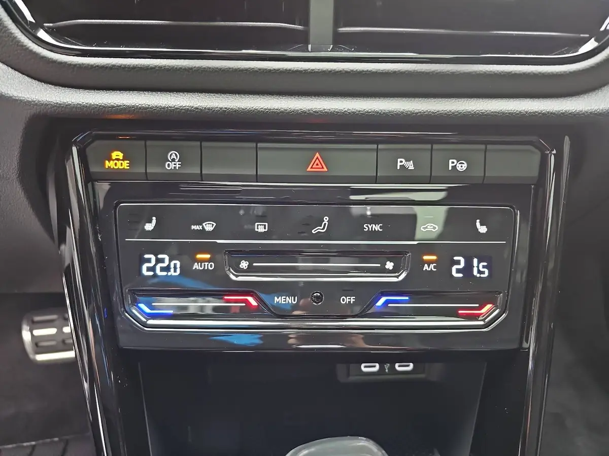 VW T-ROC 2.0 TDI DSG R-LINE NAVI LED MATRIX PANO ACC DCC AH