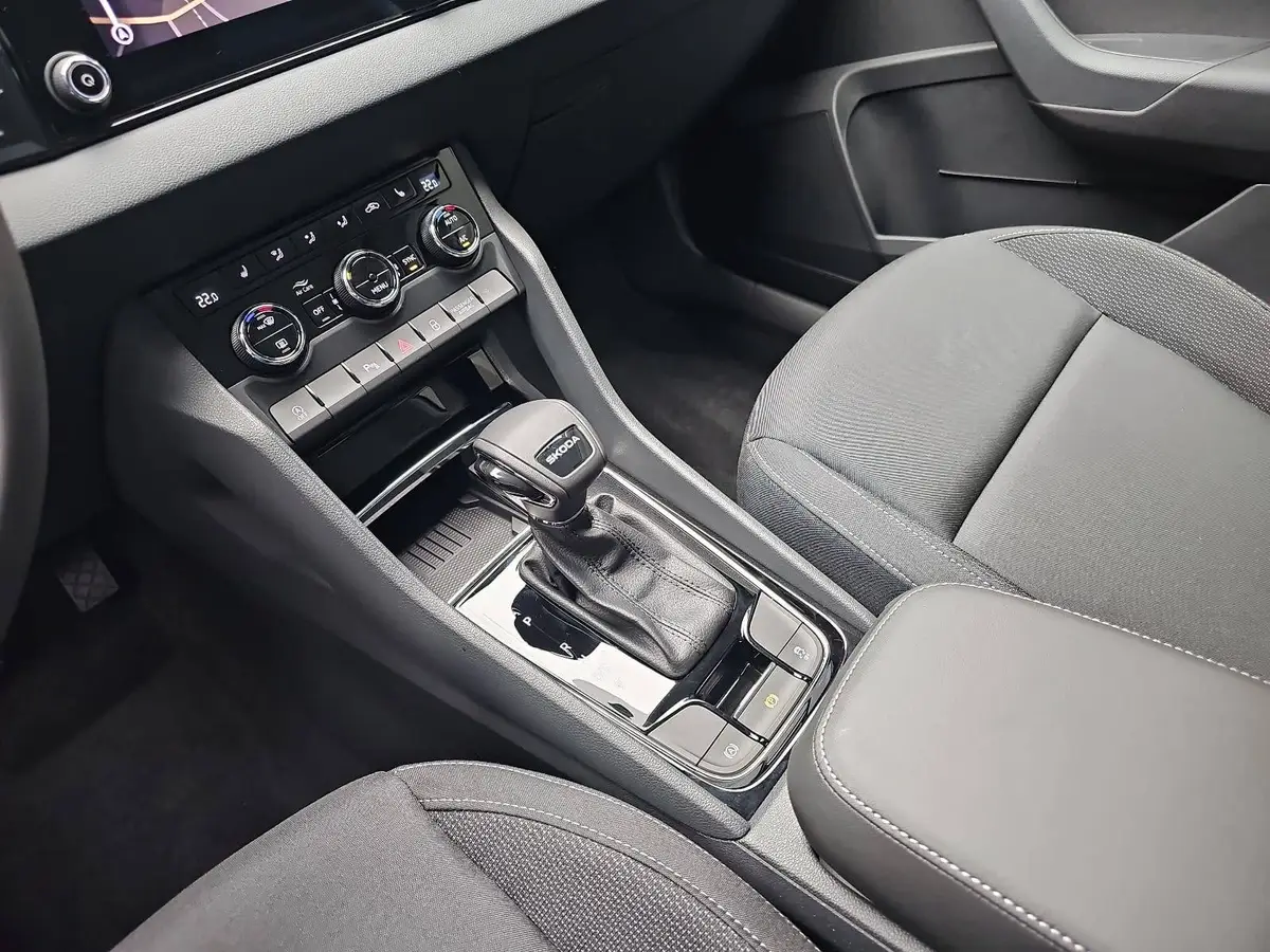 SKODA KAROQ 2.0 TDI DSG DRIVE NAVI LED AHK LM