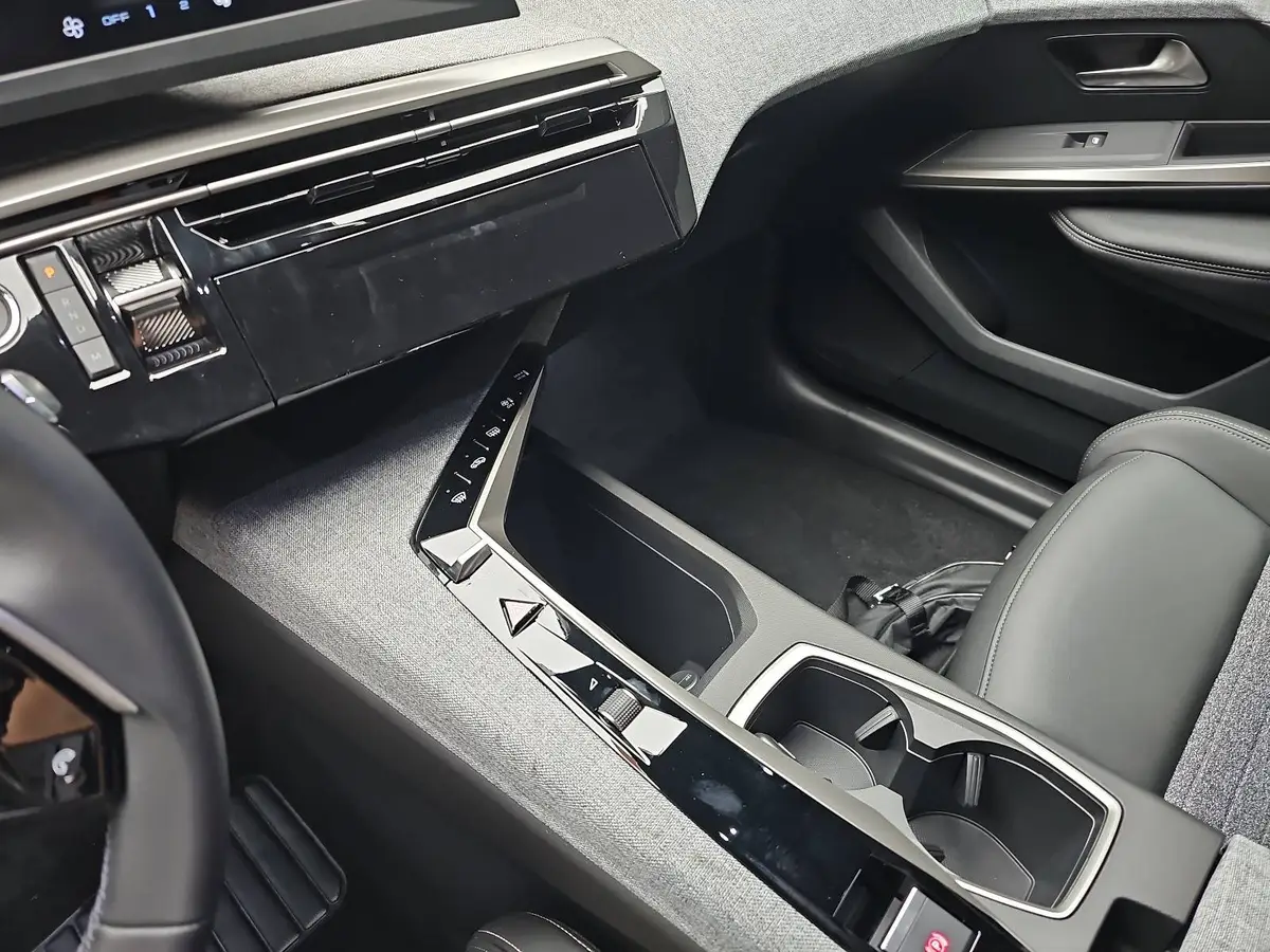 PEUGEOT 5008 1.2 HYBRID 145 E-DSC6 ALLURE KLIMA LED 7-S DAB 360