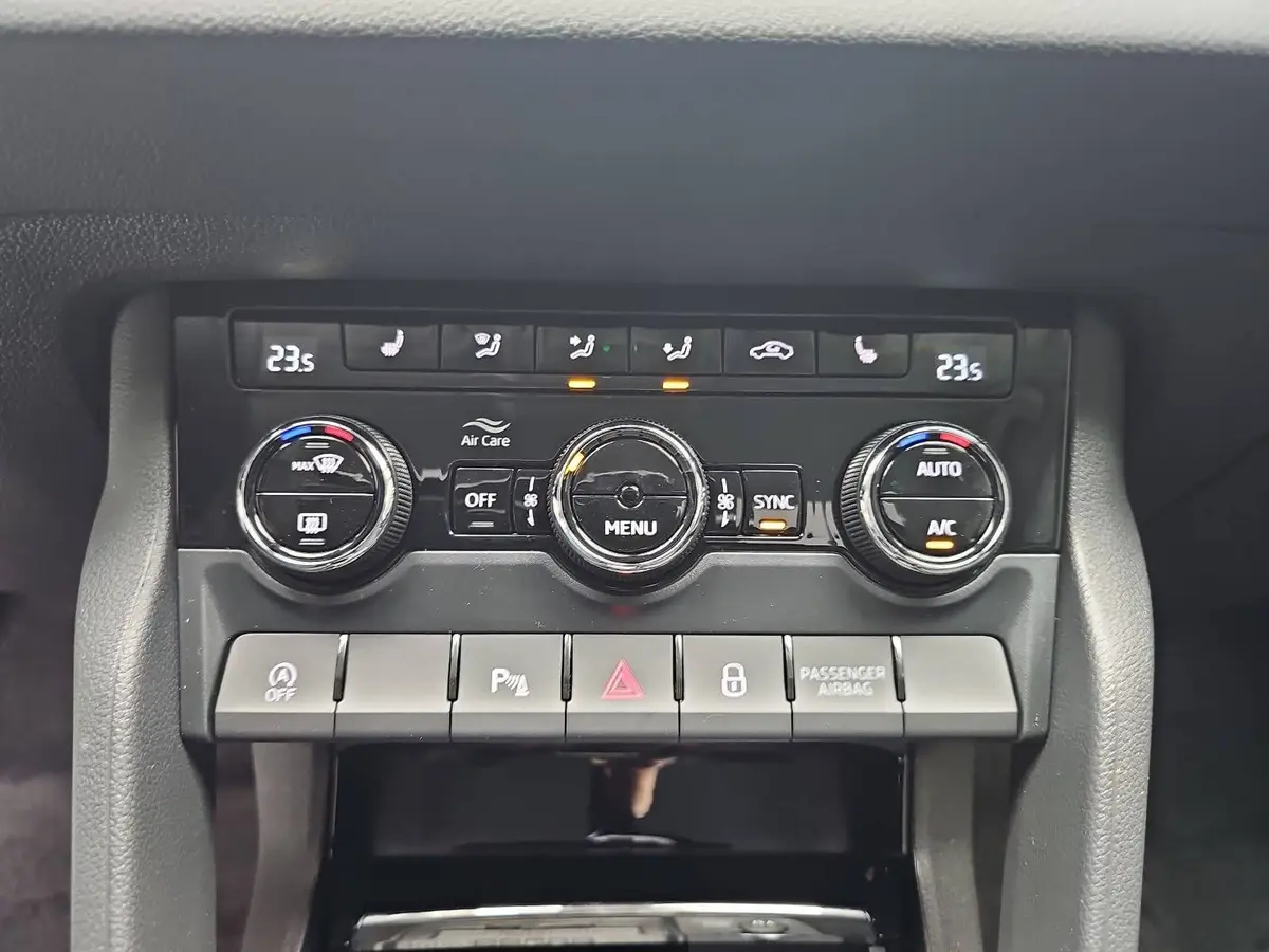 SKODA KAROQ 1.5 TSI DSG SELECTION LED ACC AHK