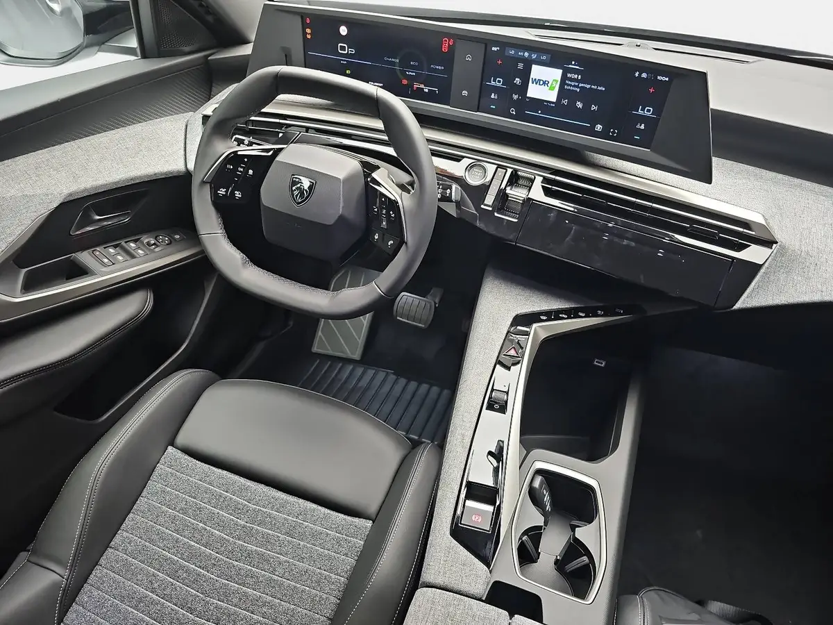 PEUGEOT 5008 1.2 HYBRID 145 E-DSC6 ALLURE KLIMA LED 7-S DAB 360