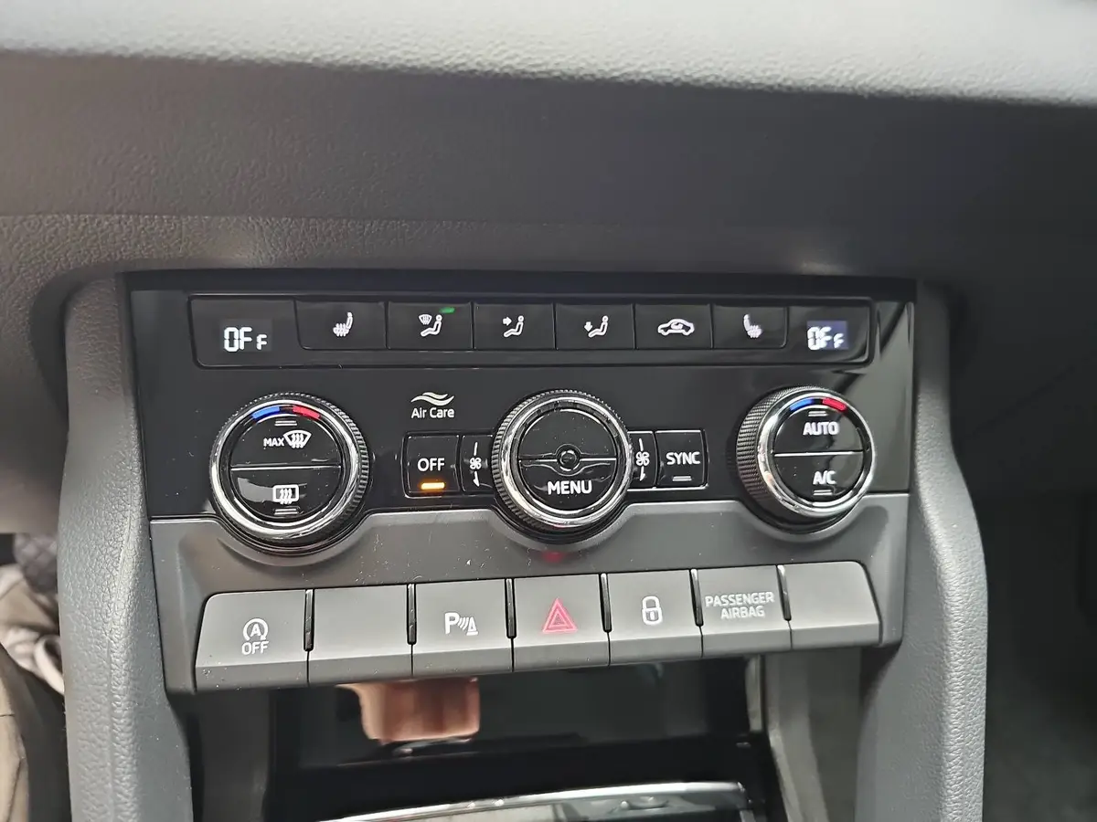 SKODA KAROQ 1.5 TSI DSG 130 JAHRE LED KLIMAAUTO WINTER SICHT K