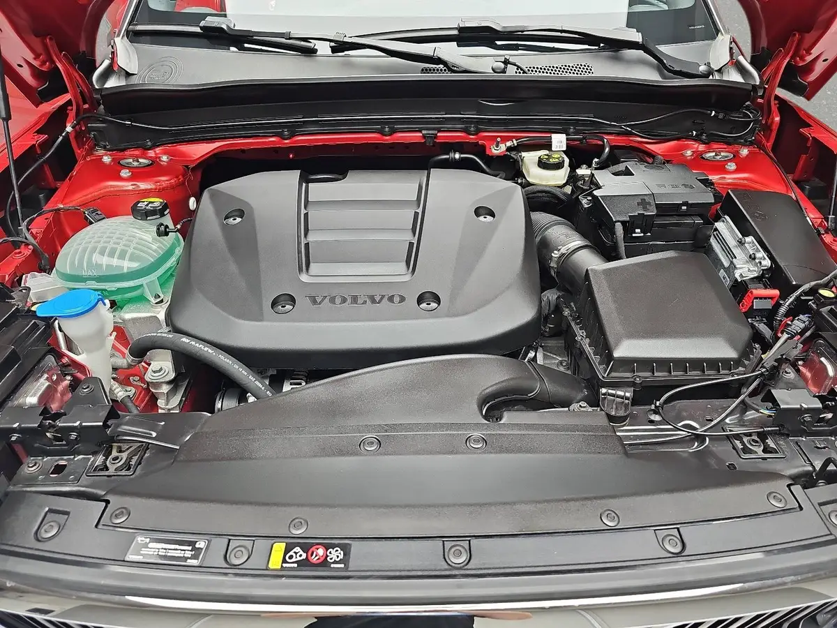 VOLVO XC40 T2 2WD AUTO. CORE NAVI LED EL.HECKKL. PDC KAMERA L