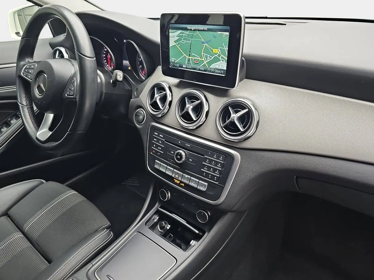 MERCEDES-BENZ GLA 180 DCT URBAN WINTER GRA AHK