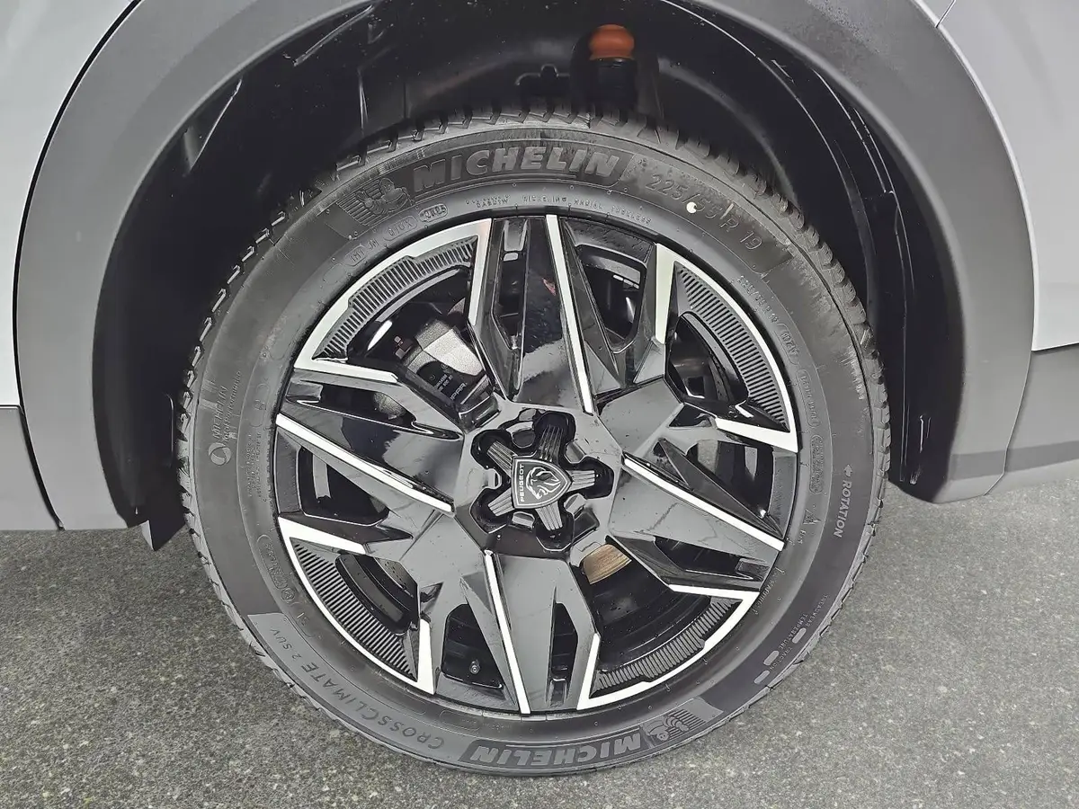 PEUGEOT 5008 1.2 HYBRID 145 E-DSC6 ALLURE KLIMA LED 7-S DAB 360