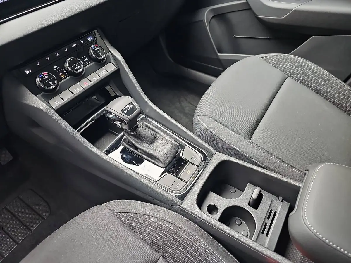 SKODA KAROQ 1.5 TSI DSG 130 JAHRE LED KAMERA AHK