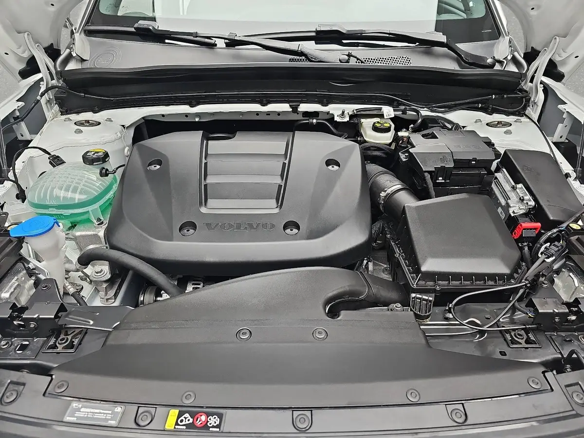 VOLVO XC40 T2 2WD AUTO. CORE NAVI LED EL.HECKKL. PDC KAMERA L