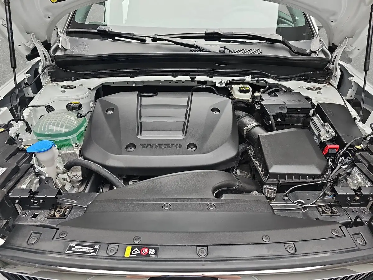 VOLVO XC40 T2 2WD AUTO. CORE NAVI LED EL.HECKKL. PDC KAMERA L