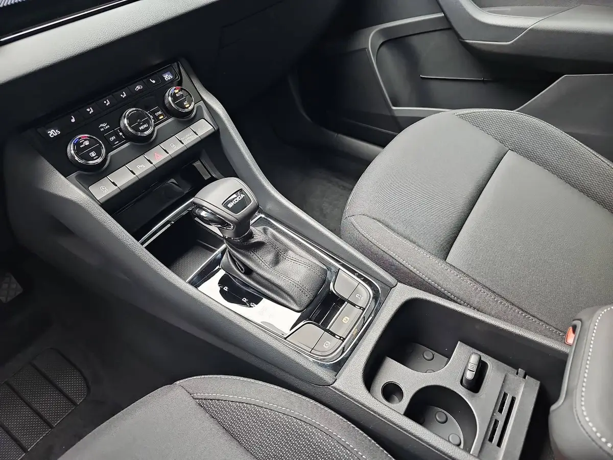 SKODA KAROQ 1.5 TSI DSG 130 JAHRE LED AHK LM